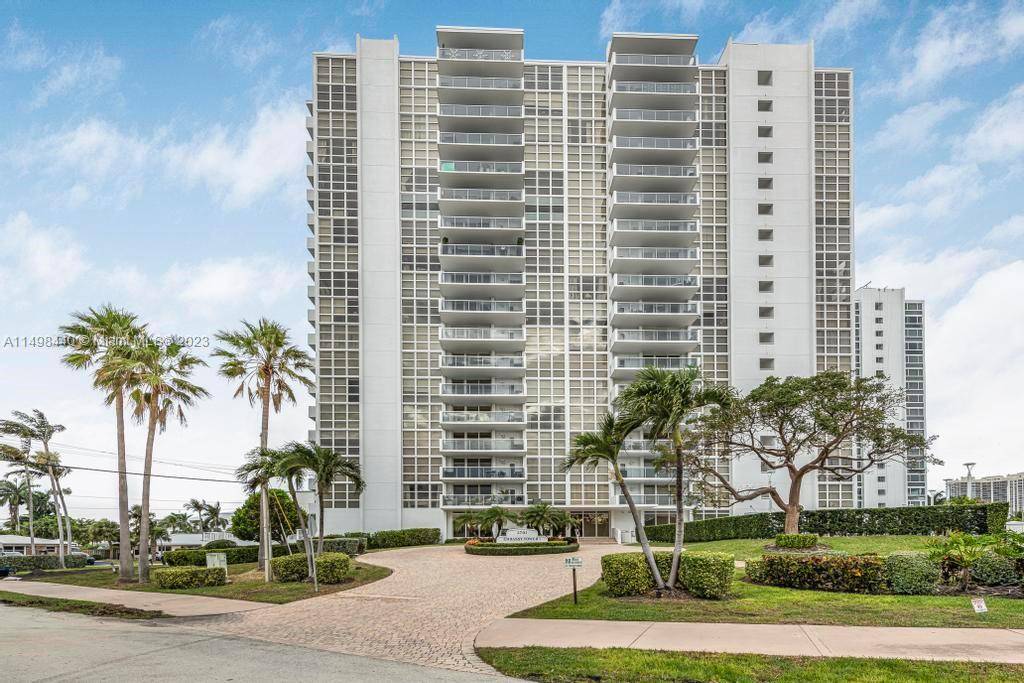 2Bed 2Bath Condo in Beautiful Fort Lauderdale has been Completely Remodeled and is Offered Turn key with Beach access directly across the street.