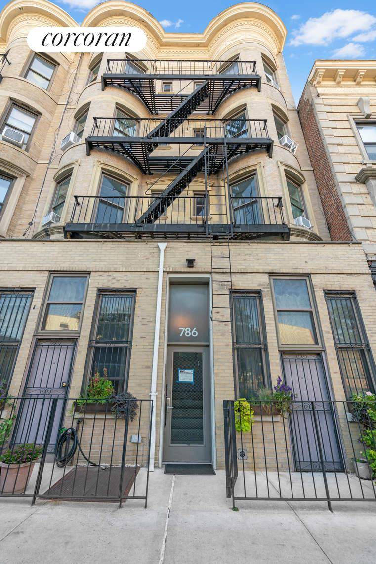 Perfect Rental Prospect Heights Park Slope Crown Heights The Ivy House is situated near the Brooklyn Museum, steps from the lush Botanical Gardens, Grand Army Plaza, and your weekend stroll ...