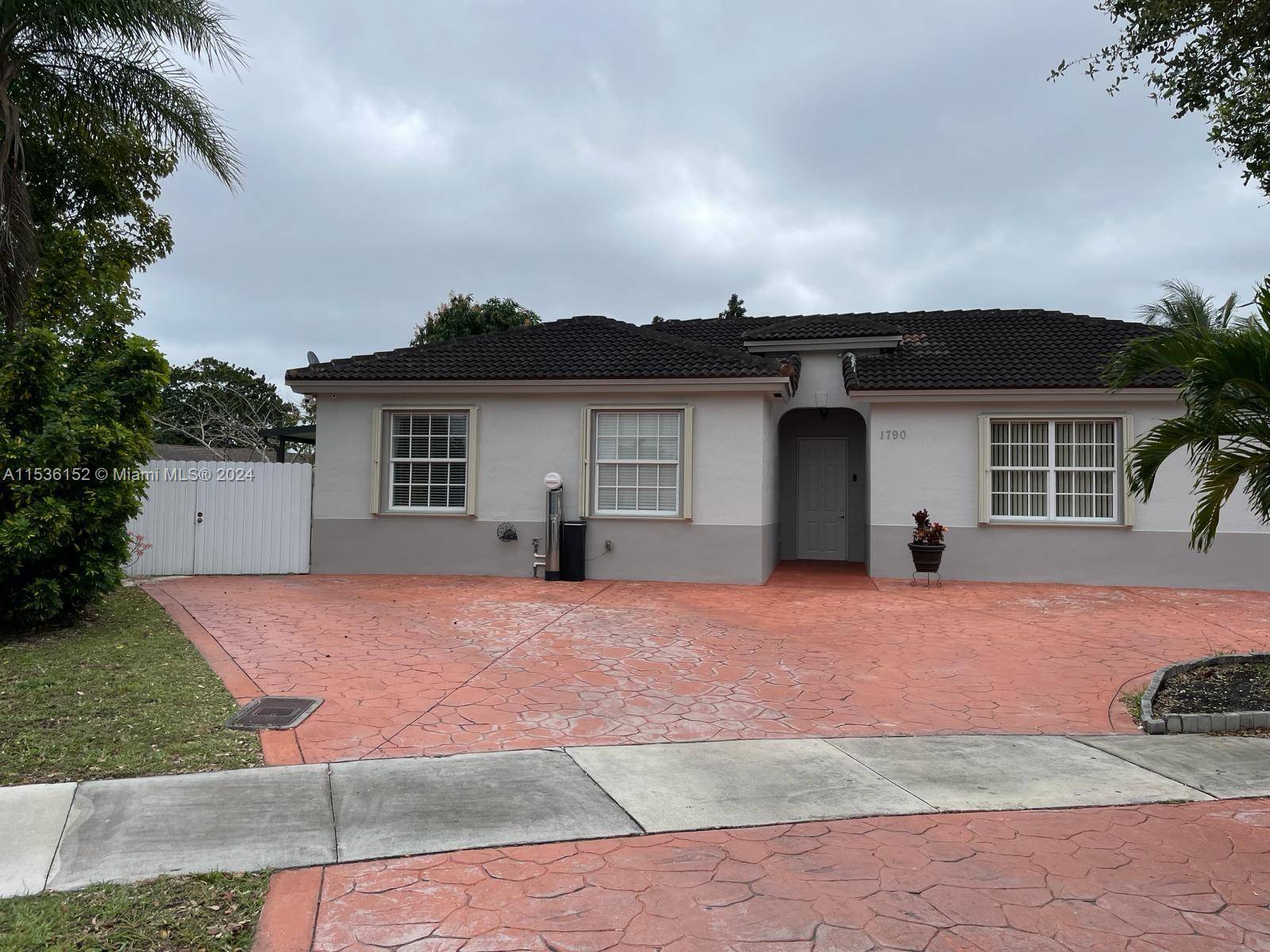 PRICE REDUCTION in this Immaculate single family home with 4 bedrooms 3 bathrooms, a large lot over 8000 square feet fenced with aluminum's panels, modern 24x48 porcelain tile, elegantly remodeled ...