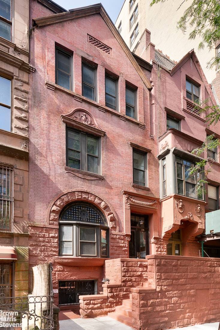 Delivered vacant ! 274 West 71st Street is a 20' wide, four story townhouse located on a beautiful Upper West Side block just moments away from Lincoln Center, Central Park ...
