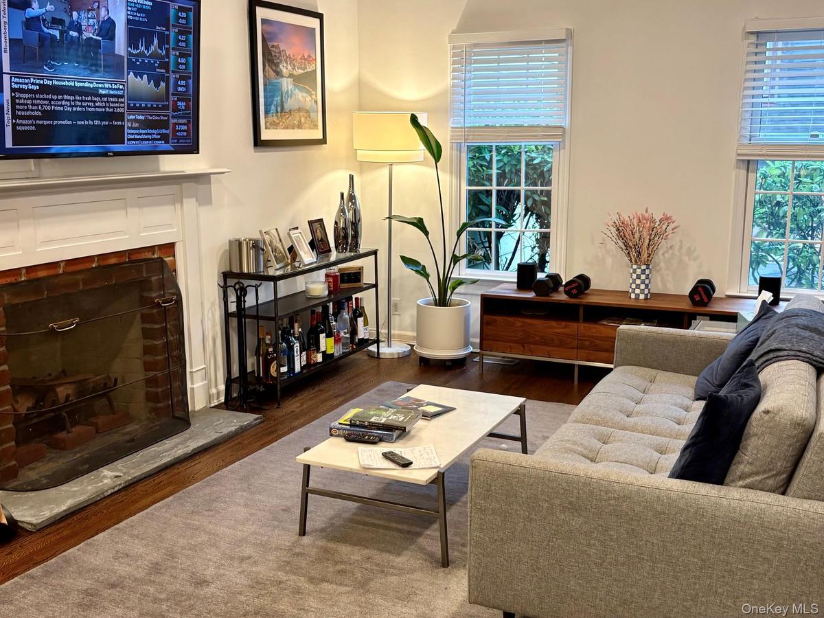 Living room w fireplce and 9ft ceilings, LED lighting