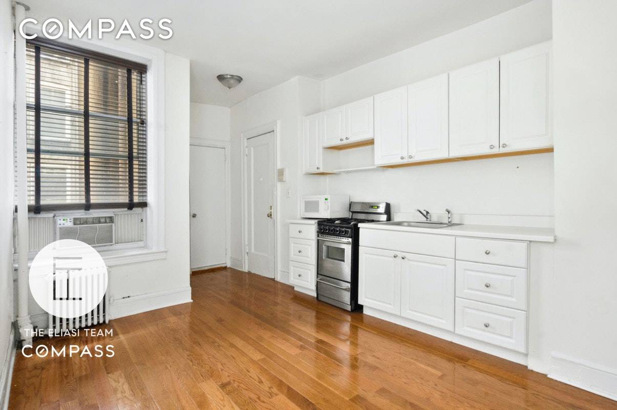 Prime Soho ! This is a magnificent 2 bedroom in the heart of Soho, recently renovated, with new hardwood floors, an open kitchen with stainless steel appliances, high ceilings, 2 ...