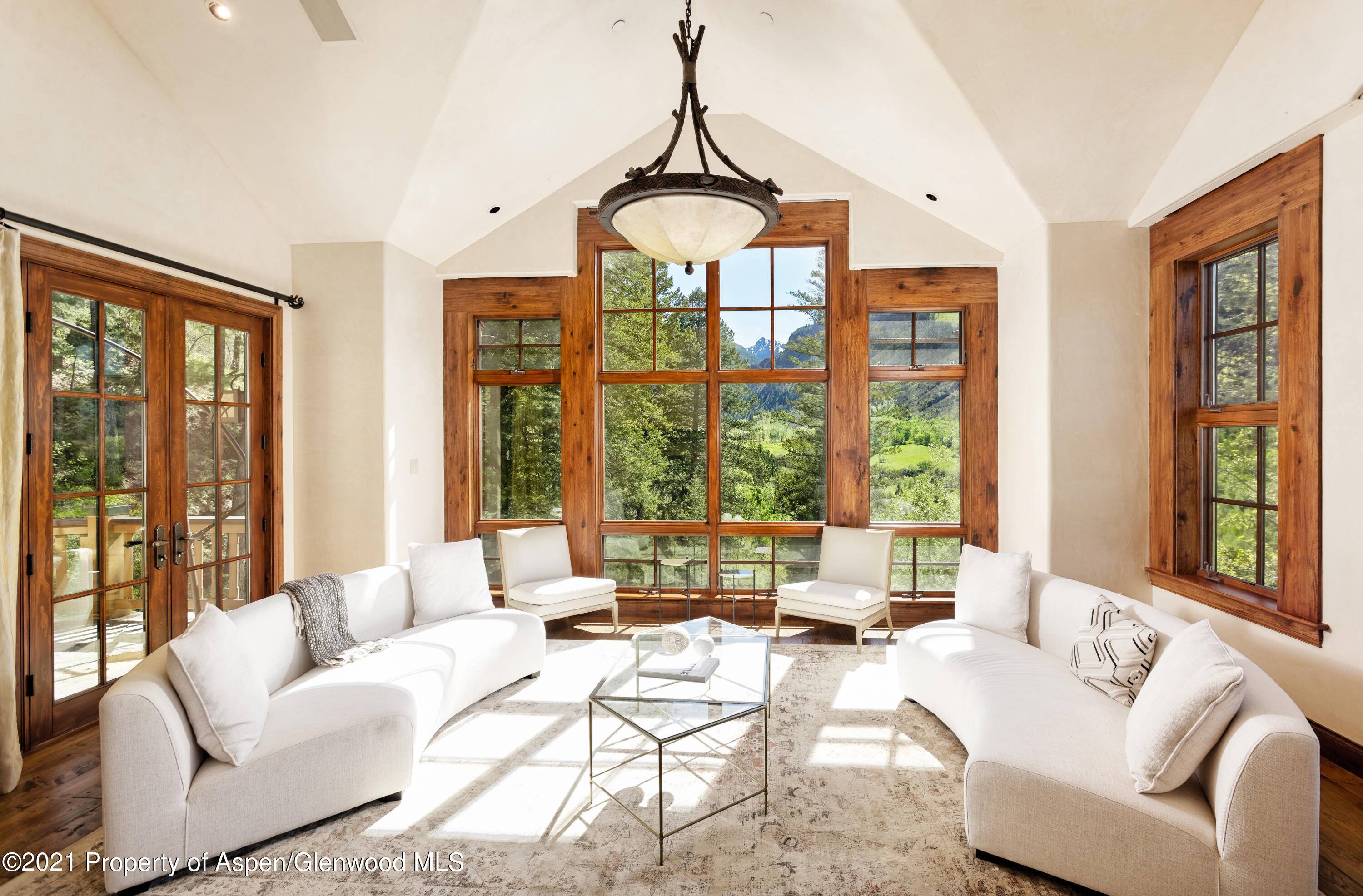 Enjoy the quintessential Aspen vacation from this well appointed and newly furnished Aspen Highlands retreat.