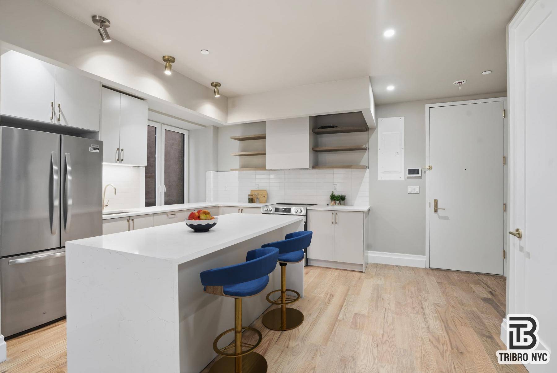 Spacious 4BR Duplex with Yard, Large Open Living Area amp ; Modern Finishes Welcome to this stunning four bedroom, two and a half bath duplex in the heart of Greenpoint, ...