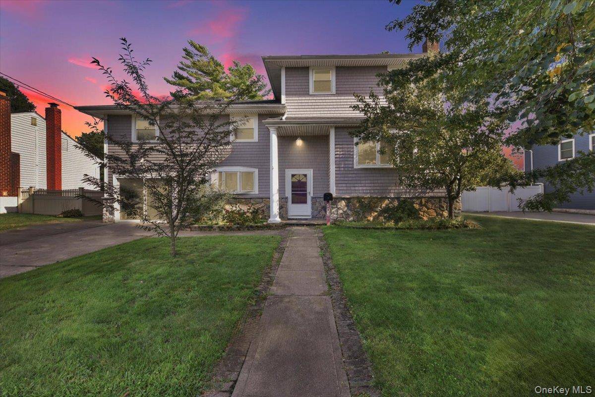 Welcome to 108 Block Boulevard A True Massapequa Gem !