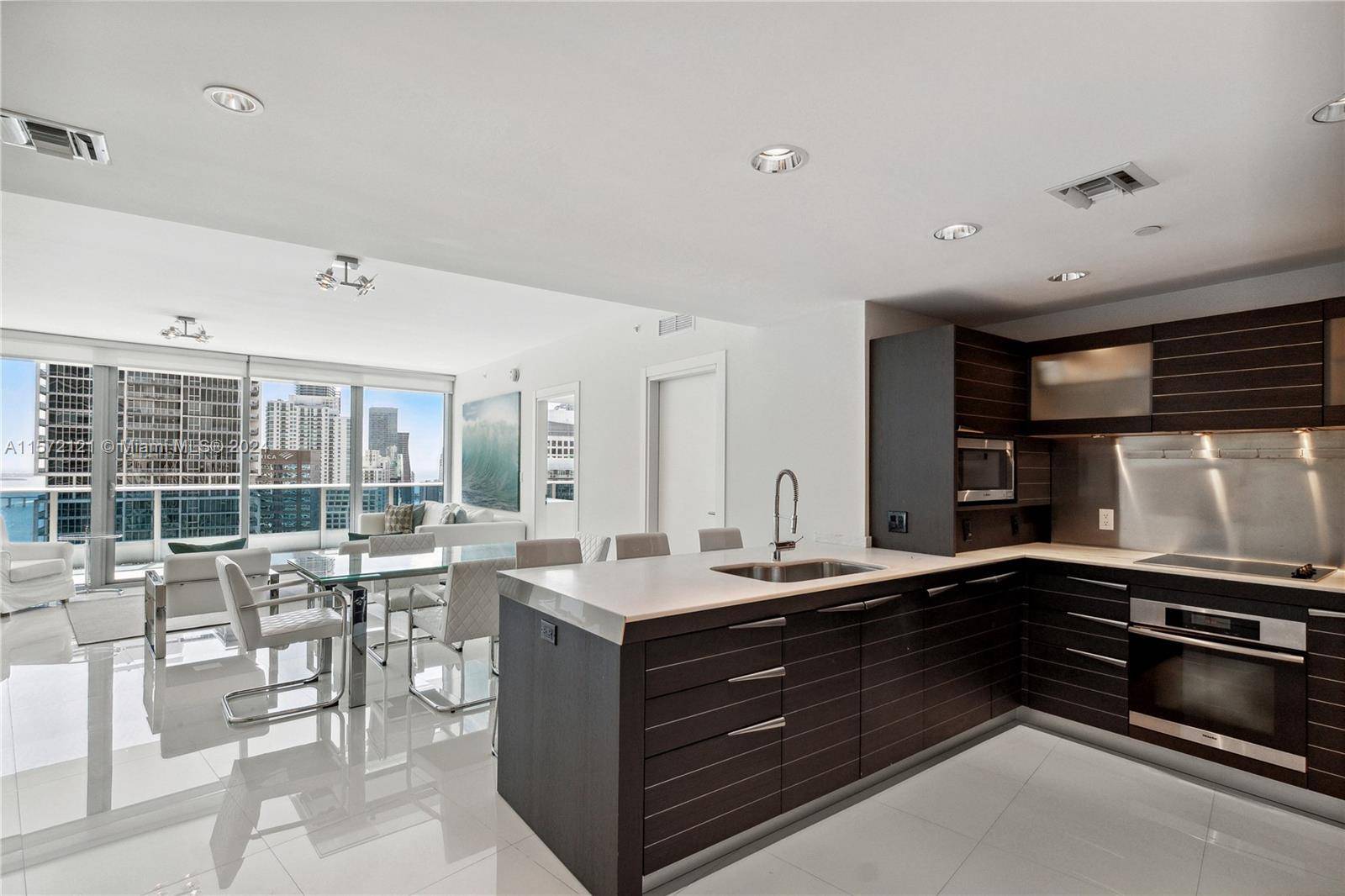 The most prestigious hotel condominium in Downtown Miami, located in the Central Business District, walking distance to the heart of Brickell, 15 minutes to Miami Intl.