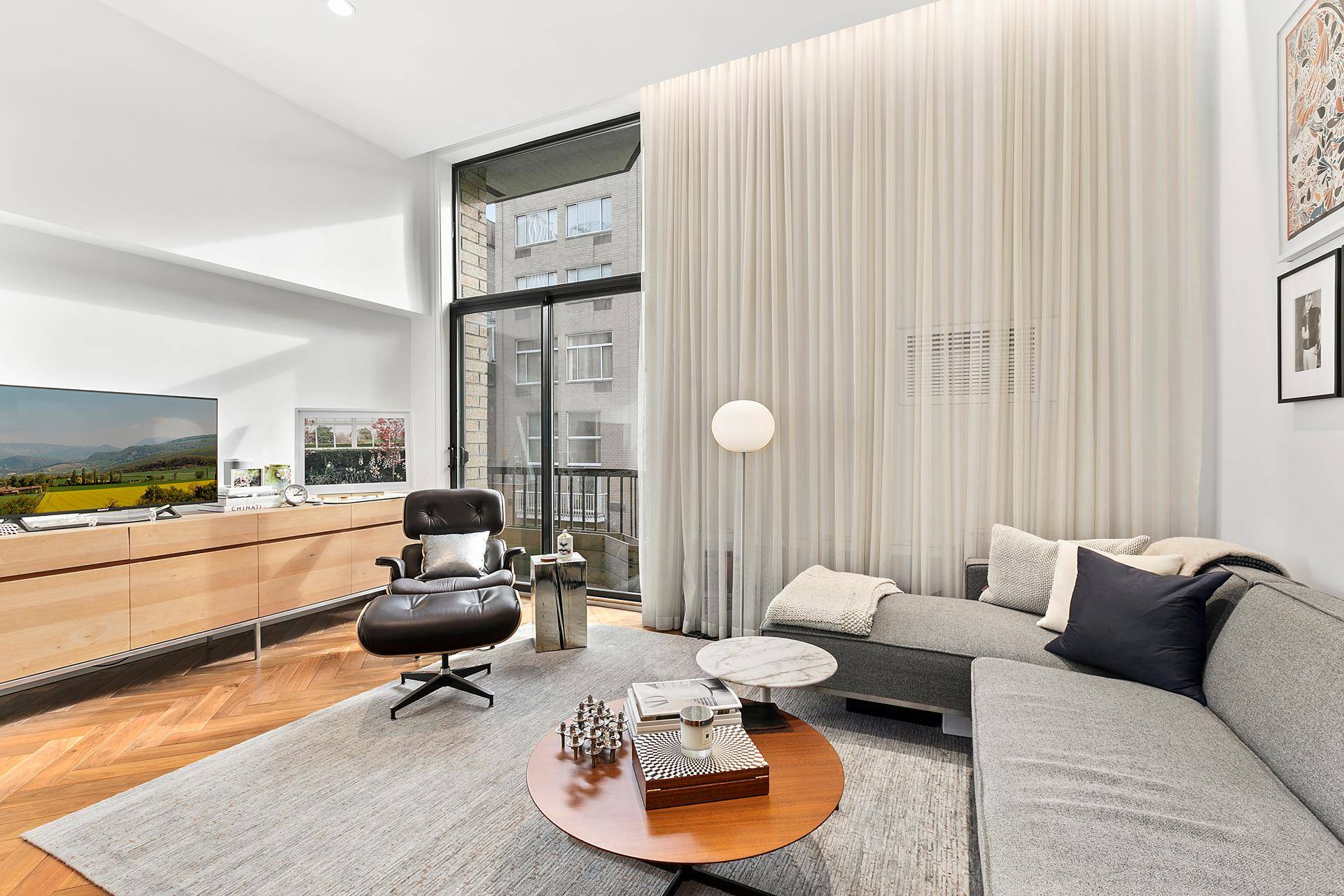 Stunning renovation of a mint condition loft like studio, with full time doorman, minutes from Madison Square Park, Flatiron District and Midtown !