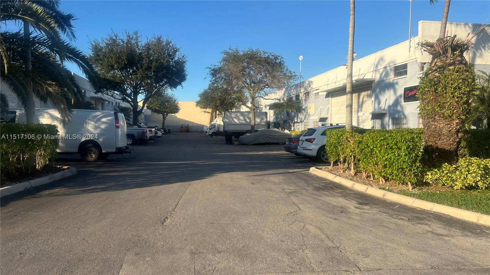 Excellent office Warehouse combination in Medley and Doral Area !