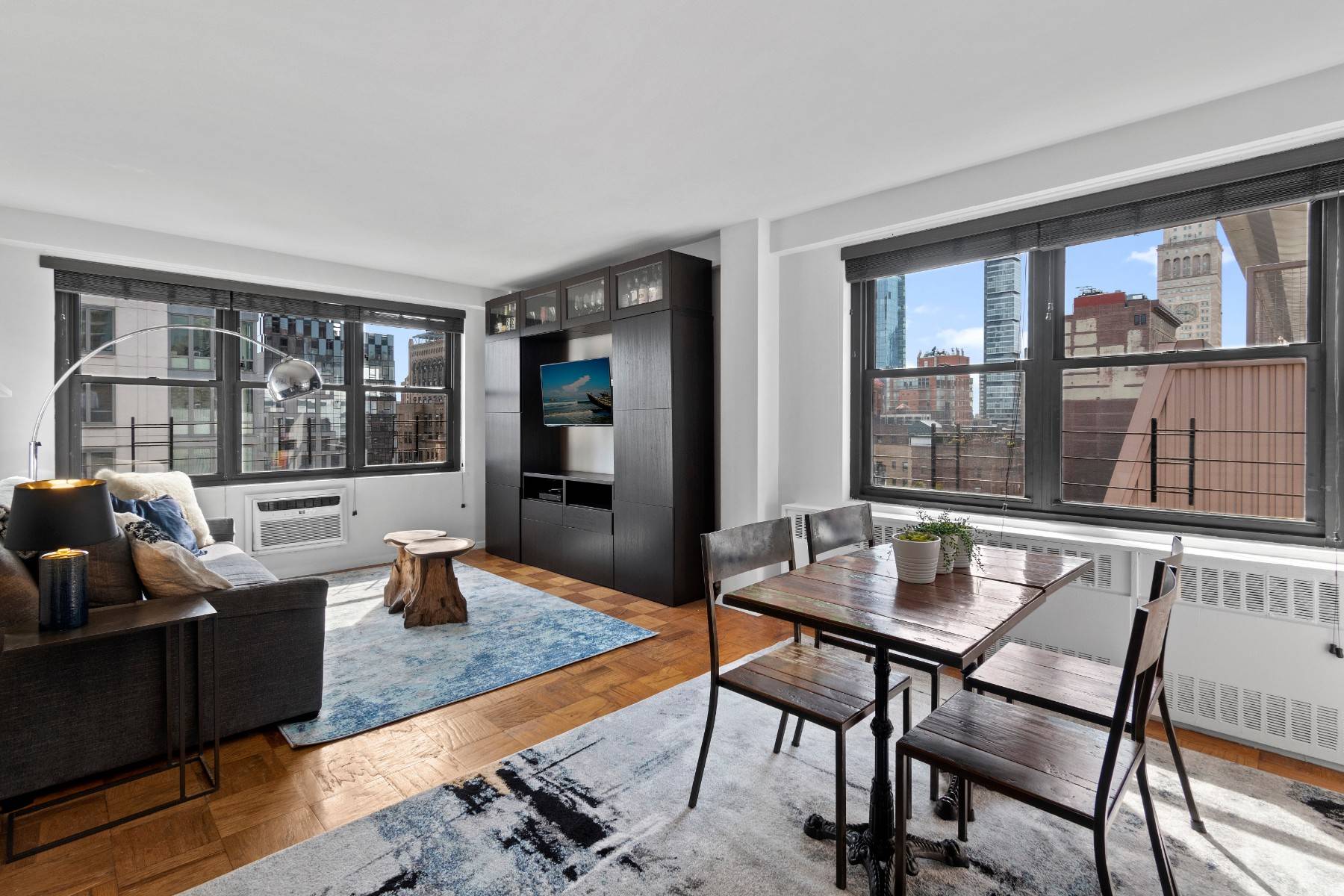 Perched on the top floor with unobstructed views of the Manhattan skyline, Williamsburg Bridge, Chrysler Building, and One Vanderbilt, this corner one bedroom apartment benefits from excellent light throughout as ...