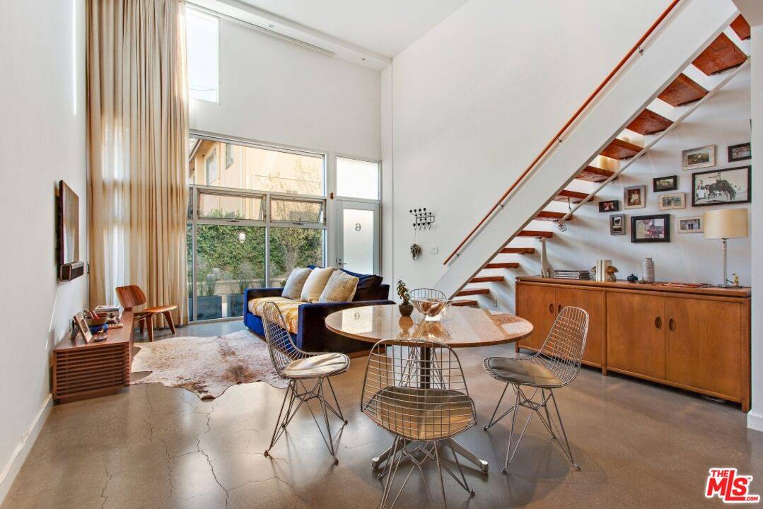 140  S Gramercy Pl 2BR Mid Wilshire La