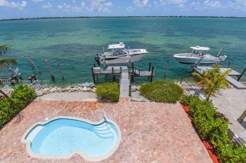 PARADISE AWAITS YOU ! This impecable freshly refurnished property located in Little Torch Key with an endless OPEN WATER view comes equipped with everything you need, 2 bikes, 2 kayaks ...