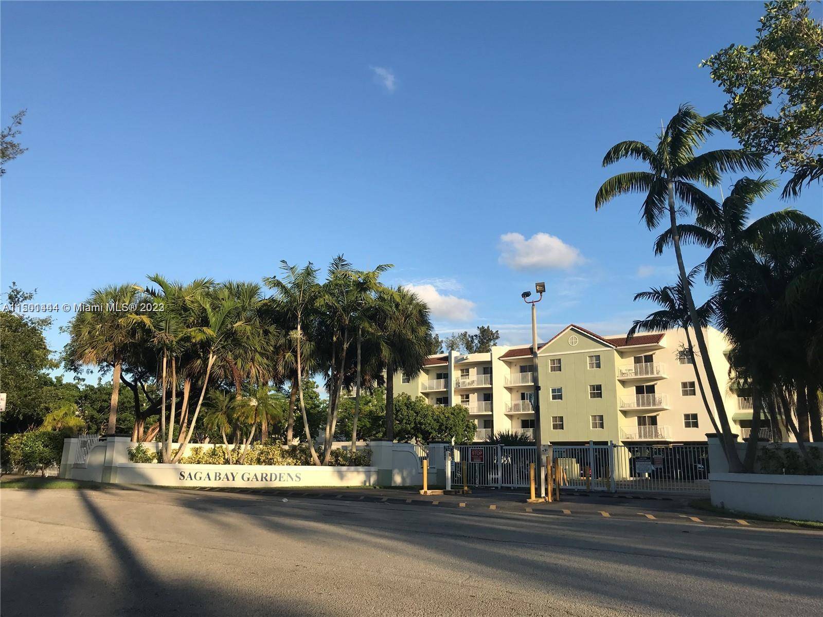 INVESTORS. Spacious and modern updated 2 2 corner apartment in Cutler Bay with a wonderful lake view.