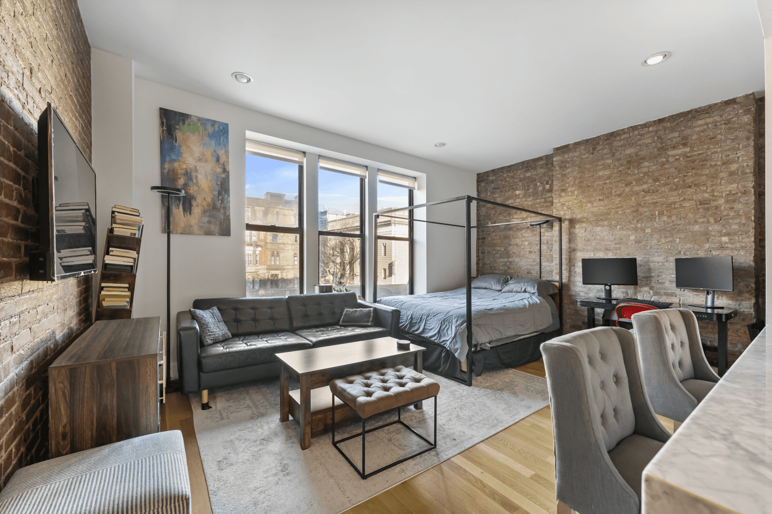 Experience the ultimate in luxury living in South Harlem with this stunning studio apartment.