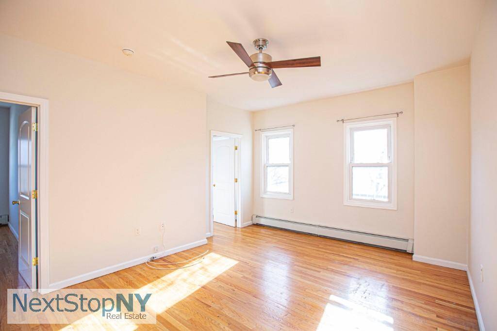 Bright and lovely 2 bedroom apartment in Astoria with Open kitchen and 2 king size bedrooms Located on Steinway and Ditmars One of the most popular streets in Astoria !