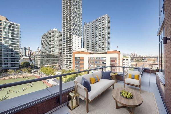 The Maximilian is a modern luxury rental residence that pays homage to the rich history of its Long Island City surroundings.