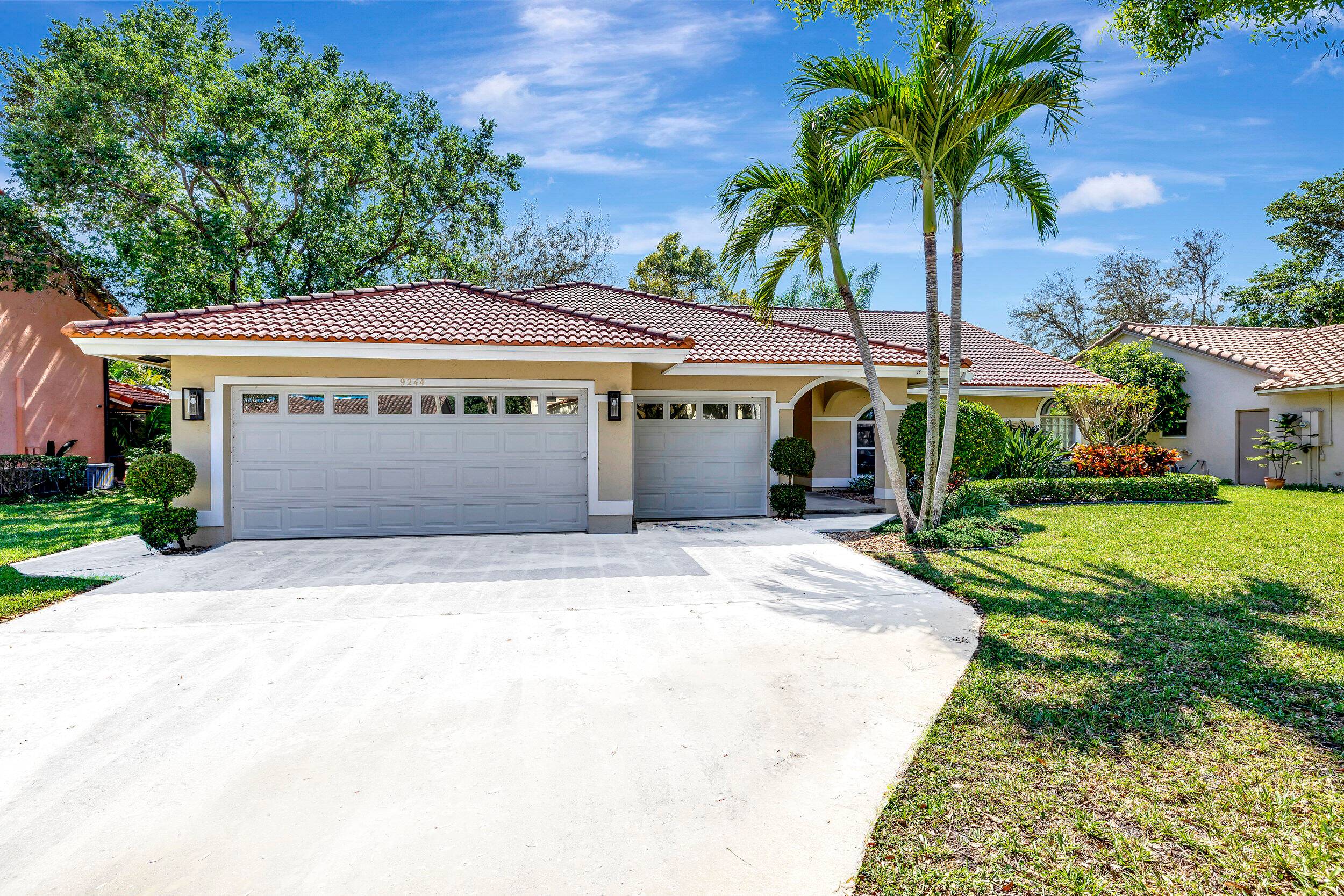 Welcome to this stunning waterfront home in Coventry of Coral Springs.