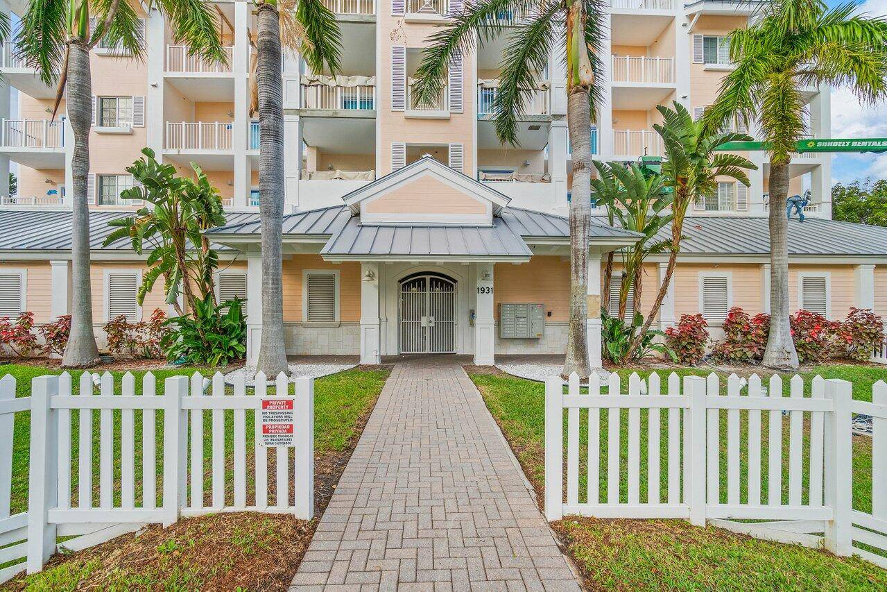 One block from the ocean and the Deerfield Beach Pier, should be enough to have you grab this great opportunity for a seasonal rental !