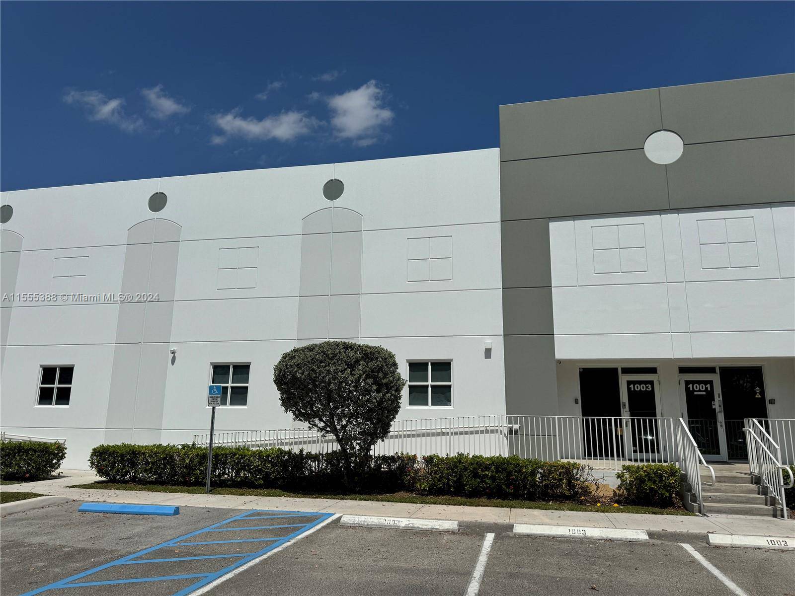 FOR LEASE 8, 250 SF Distribution Office Warehouse Space in Park Centre Business Park.