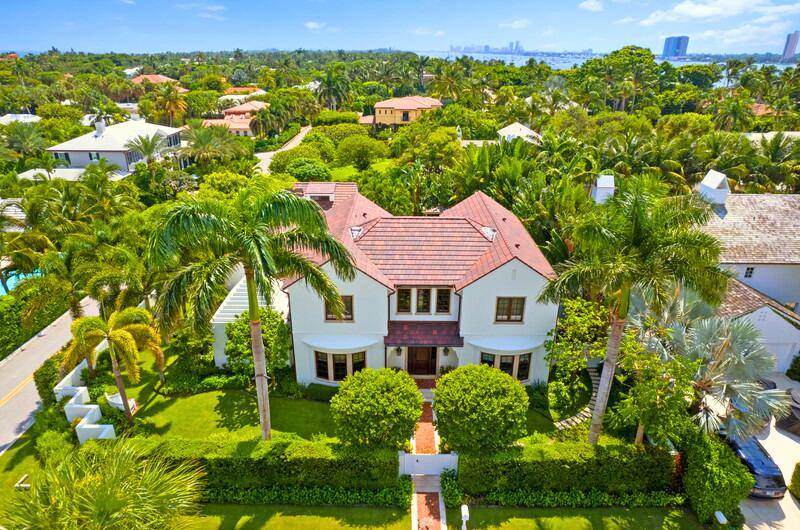 Designed by Roger P. Janssen and professionally decorated by Ashley Sharpe, this 4 bedroom, 4 bathroom Bermuda style home is a dream oasis on the north end of Palm Beach ...