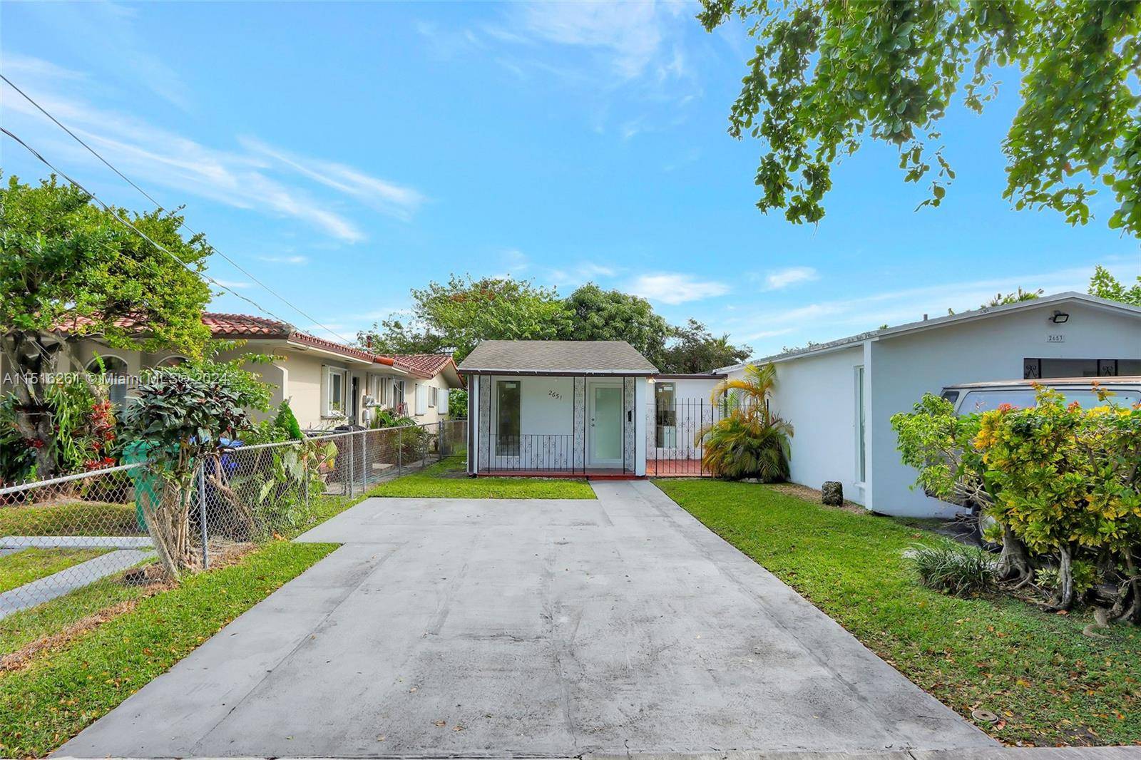 Beautiful and newly remodeled 3 bedroom 2 bathroom minutes from downtown coral gables, Douglas park, Mater Grove Academy and US1.