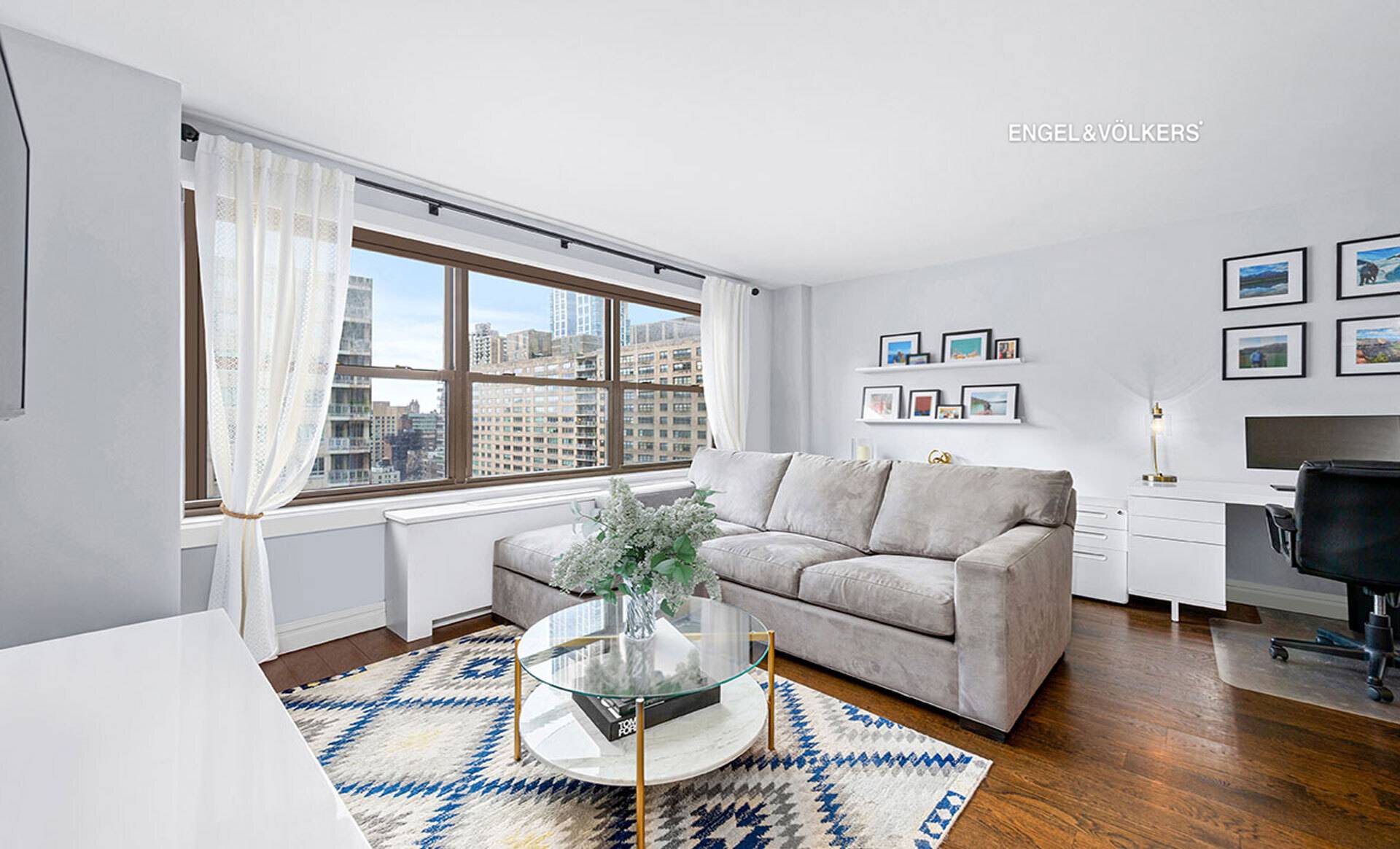 Perched on the 27th floor, this one bedroom gem radiates with sophistication.