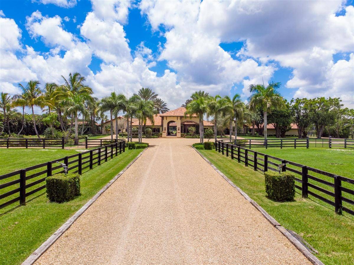 Wellingtons Finest ! ! This nearly 33 acre equestrian estate is nestled in the heart of Wellington close to all world class horse show polo venues.
