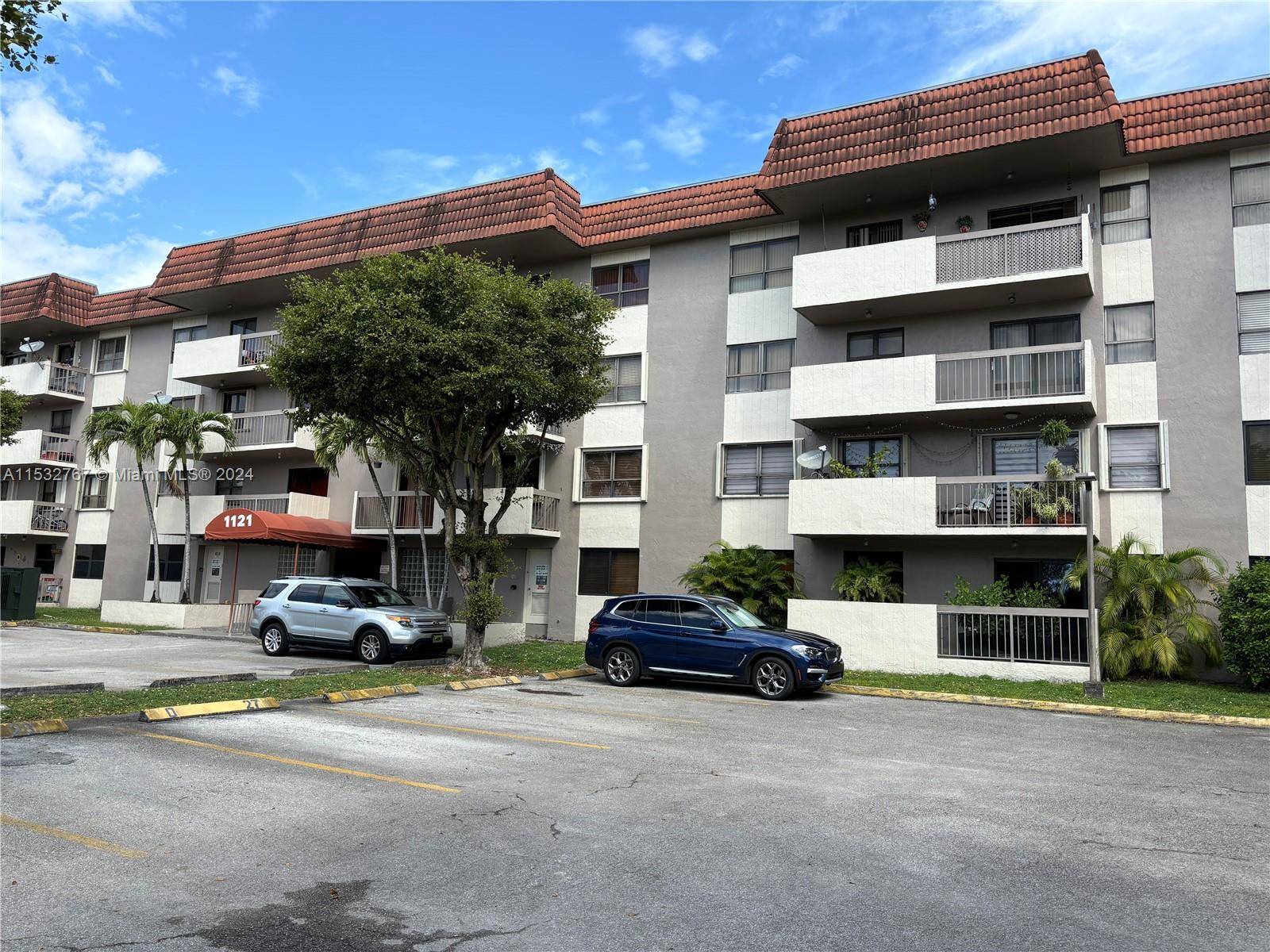 INVESTORS ONLY, 3 2 CORNER UNIT FULLY REMODELED, NEW KITCHEN CABINETS, NEW BATHROOMS, NEW FLOORS, NEW APPLIANCES STAINLESS STEEL, 4TH FLOOR BUILDING HAS ELEVATOR, NEW FULL SIZE WASHER AND DRYER, ...