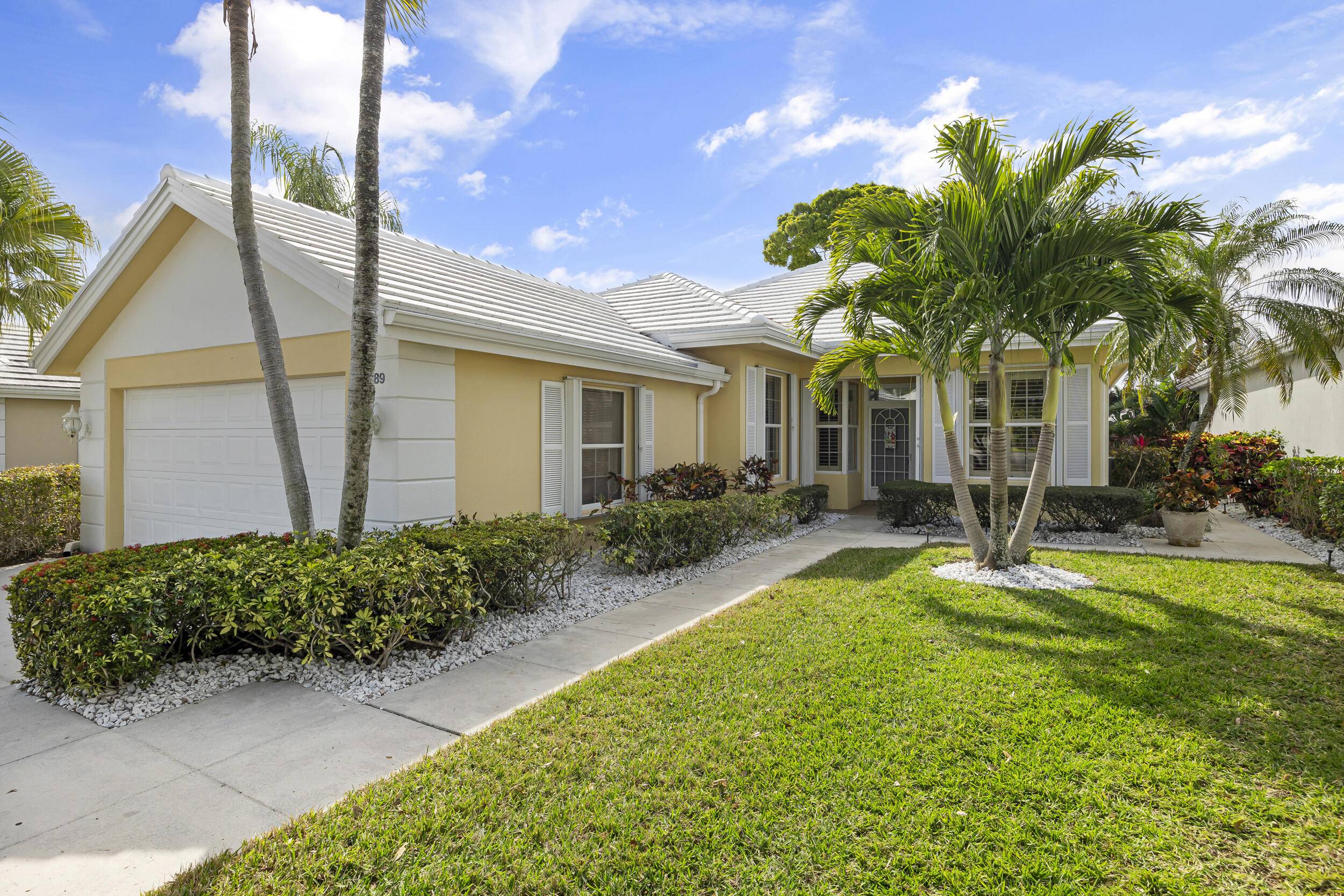 Welcome to Garden Oaks, a gated community conveniently located in Palm Beach Gardens.