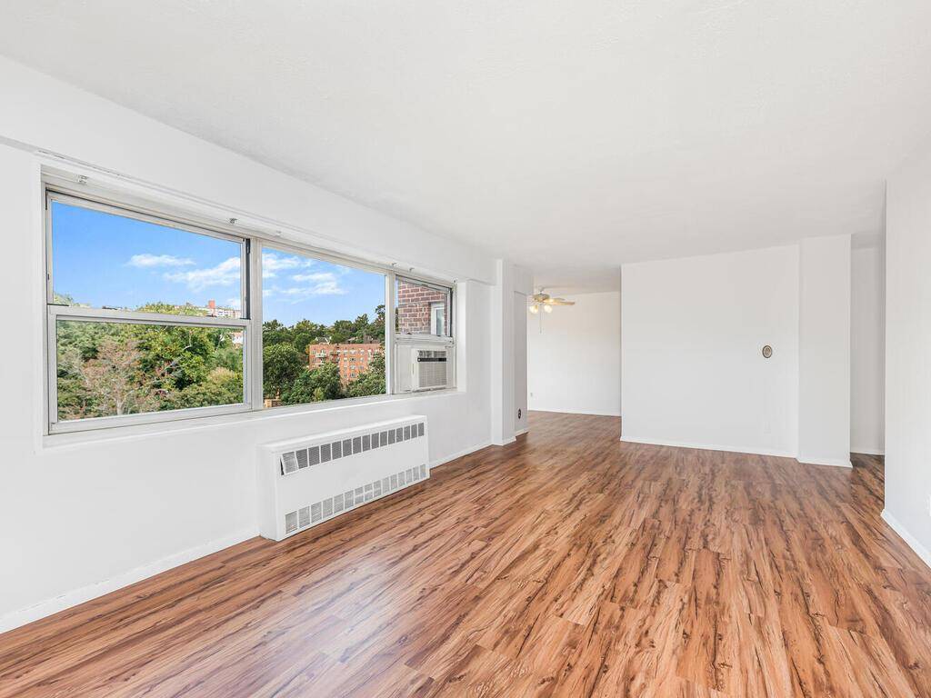 Spacious top floor coop unit offering spectacular undisturbed western views, a relaxing living room, three large bedrooms, one full bathroom, one ensuite half a bathroom, galley kitchen with dining space, ...