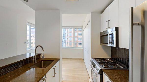 This 1BR 1. 5BA is a corner with views to both the north and west.
