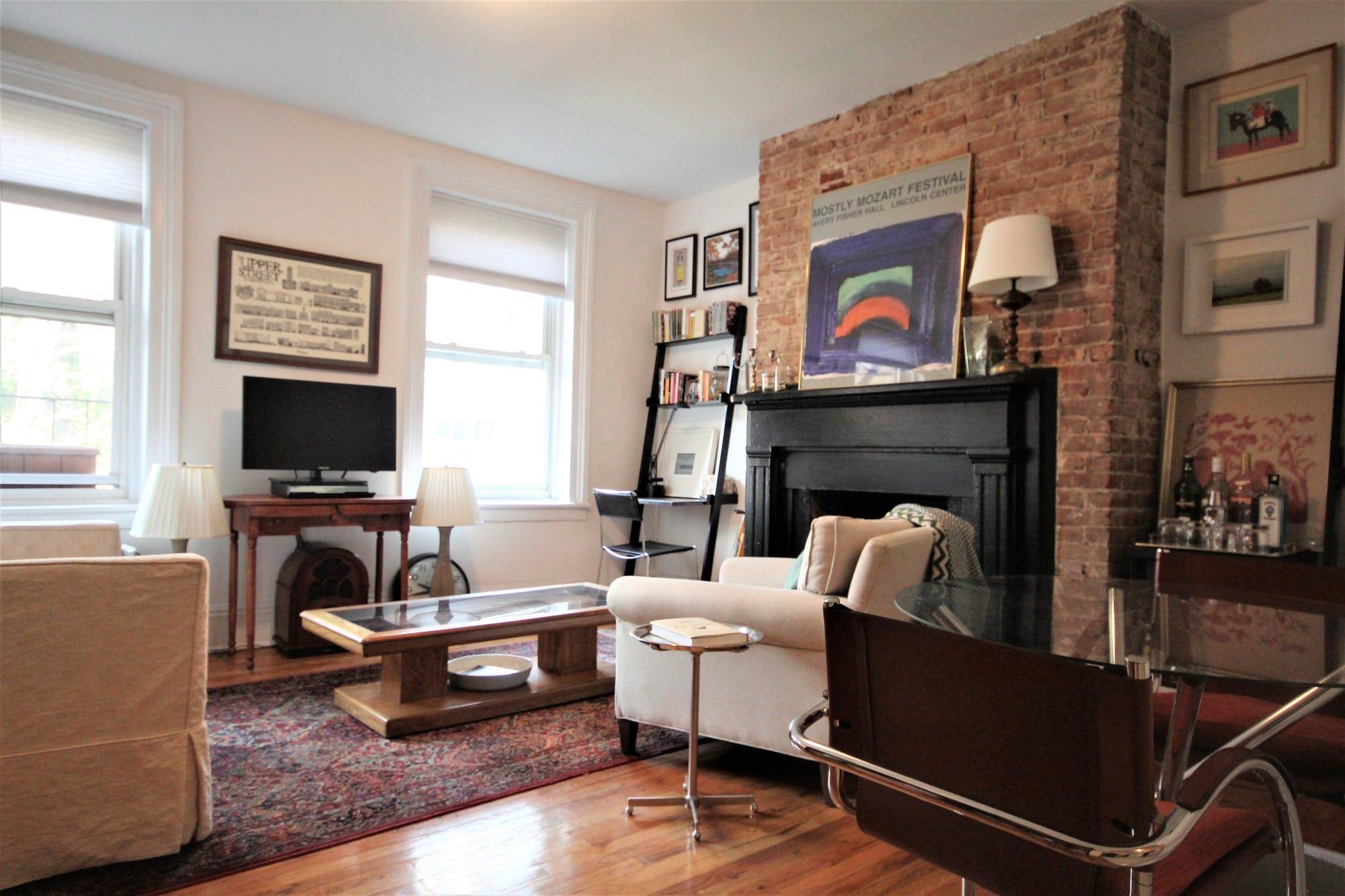 NO FEE AND 1 MONTH FREE This one bedroom apartment sits on a quaint street in prime Murray Hill location.
