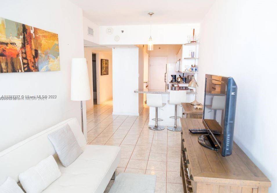 JR ONE BEDROOM AT THE FAMOUS DECOPLAGE BUILDING WITHIN WALKING DISTANCE TO THE BEACH AND THE MOST TRENDY RESTAURANTS AND PLACES IN SOUTH BEACH.