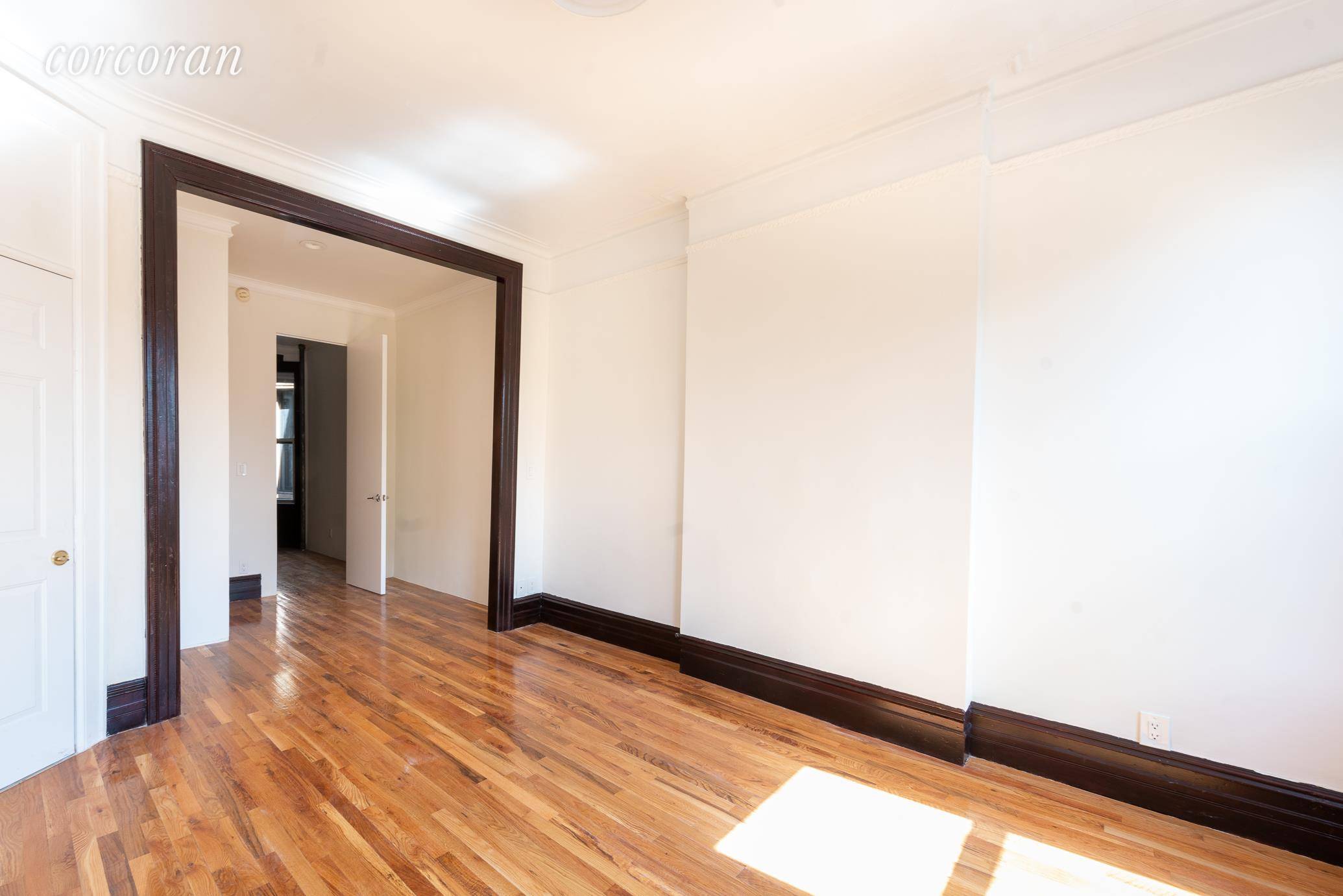 This is a bright 3rd floor 1 bed convertible 2 room in Prime Greenpoint location !