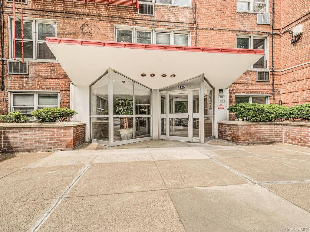 Welcome to 6535 Broadway 2CD, located in the highly sought after Riverdale neighborhood of the Bronx.
