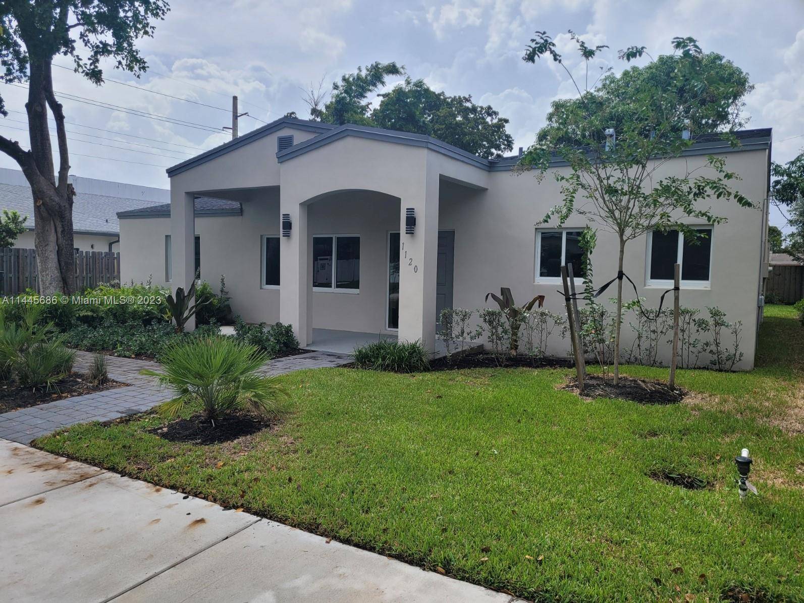 REDUCED 50 k.... Move right into this spacious 3 br 2 bath split and open 1550 sq ft of liv floorplan.