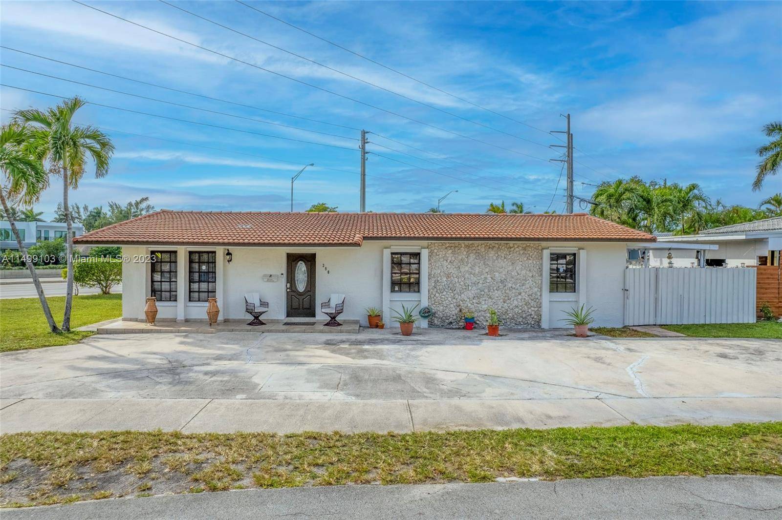 Facing Ken Mattingly Park on a cul de sac, this spacious 6 bed, 3 bath home is located in the very desirable Deer Park in Hialeah.
