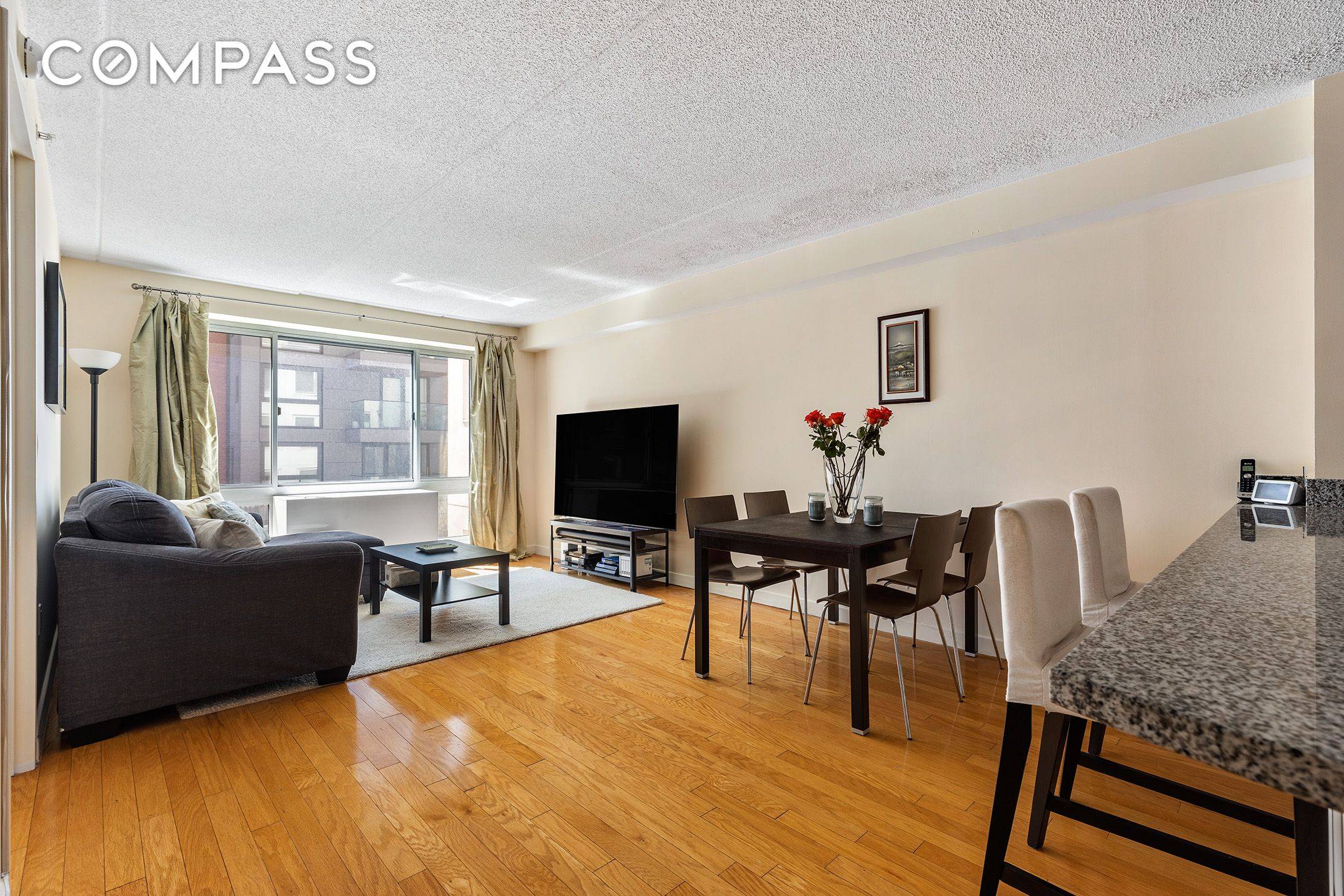 Welcome home to this south facing, bright and well laid out one bedroom home !