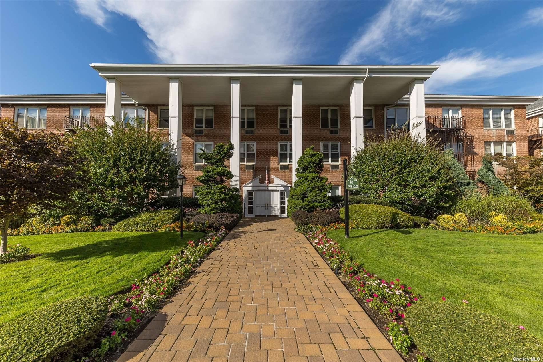 Move right into this top floor corner unit in the heart of Rockville Centre, perfect location to enjoy everything RVC has to offer.