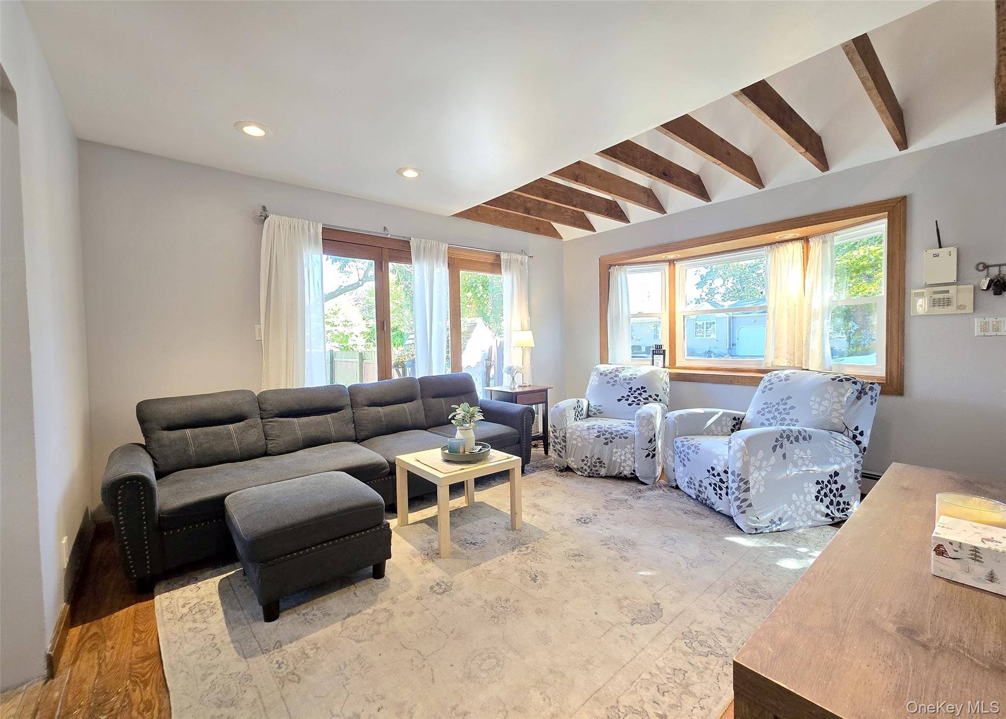 Charming Cape in Mastic Beach with Entertainer s Backyard !