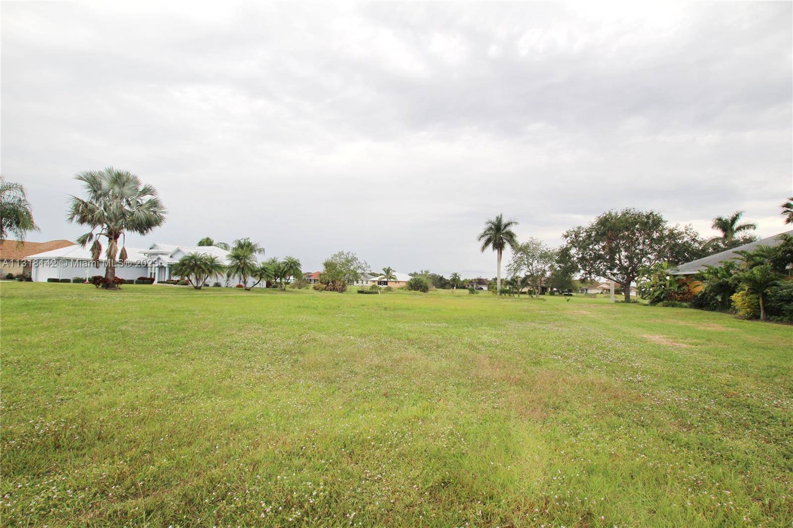 Fantastic opportunity to build your new home in Okeechobee.