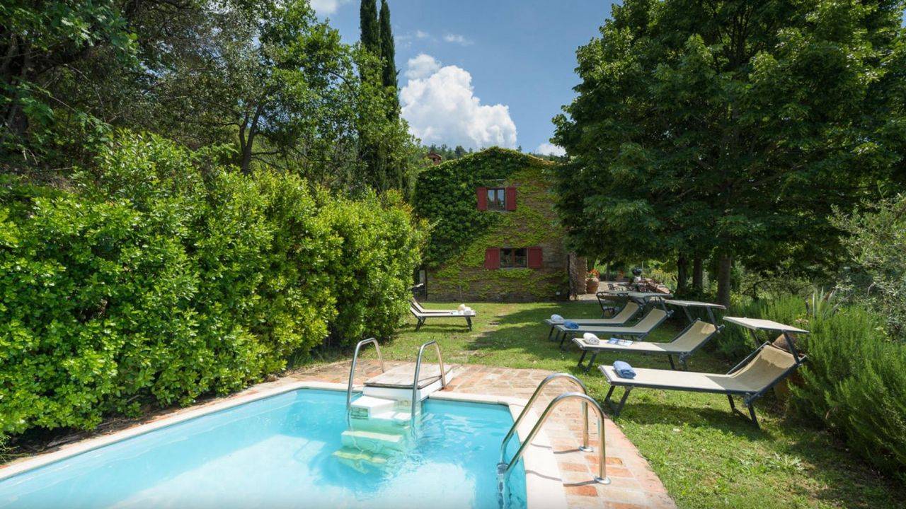 Real estate agency proposes farmhouses, farms and villas for sale in Cortona. Real estate for sale consisting of house, a bulding and pool