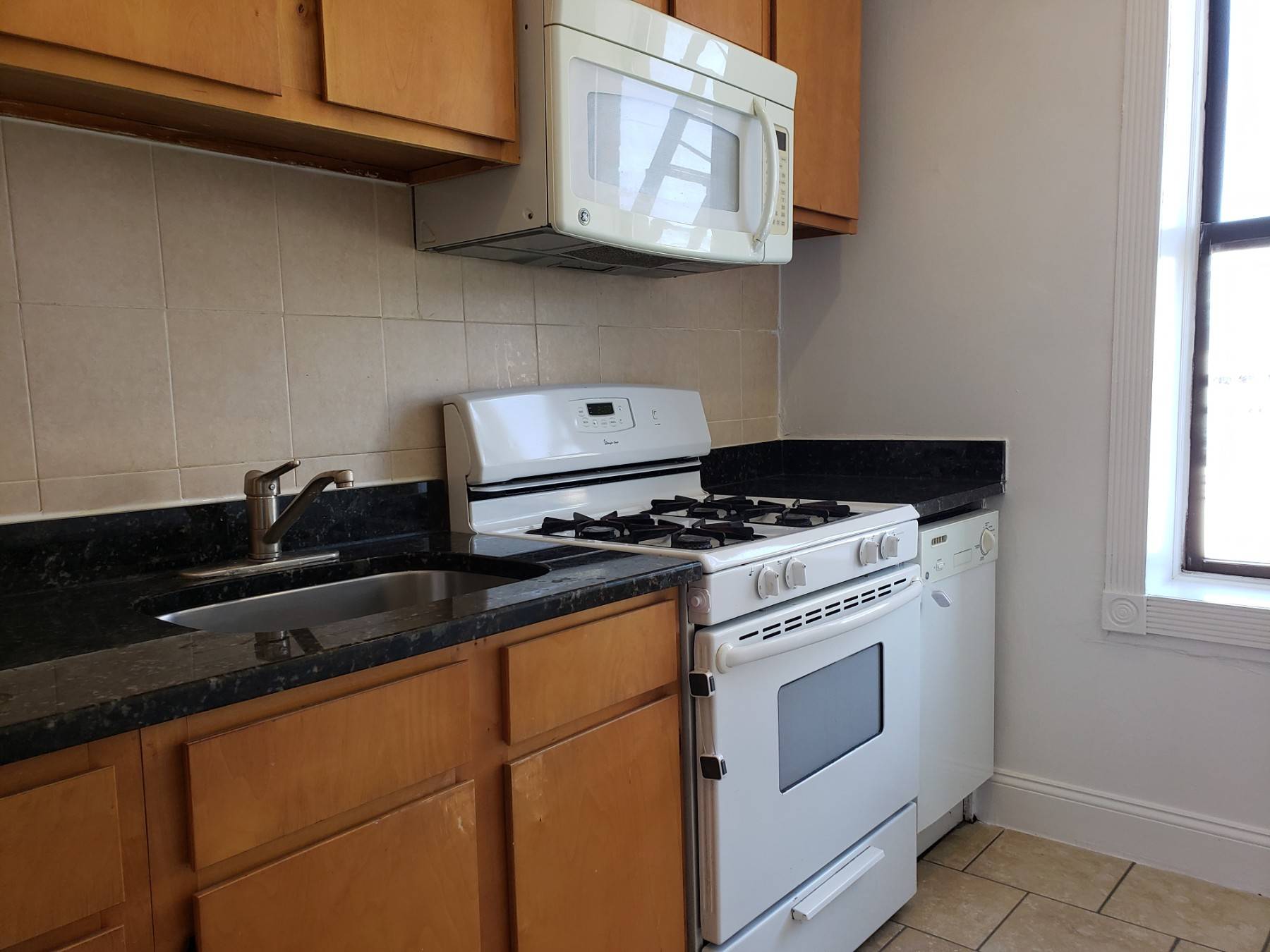 Jusr In ! Park Slope 2 Bedroom with separate kitchen !
