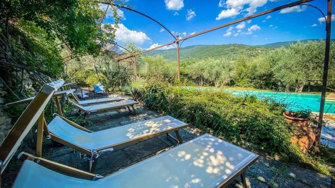 Country house in Tuscany, for sale near the town of Cortona. The farmhouse is renovated and divided into two apartments with swimming pool and garden.