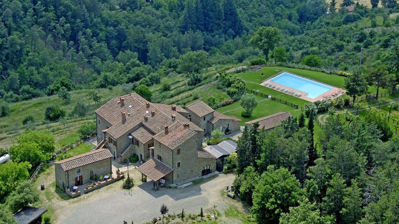 Real estate in Tuscany for sale with 3 level house and annex. The main house has 4 bedrooms, annex has hobby room, spa, jakuzzi. Swimming pool.