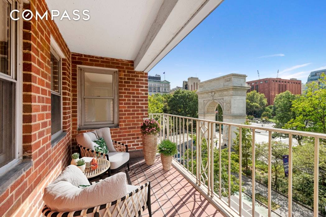 GOLD COAST LIVING ! If it's a spectacular view of Washington Square Park you've wished for, look no further.
