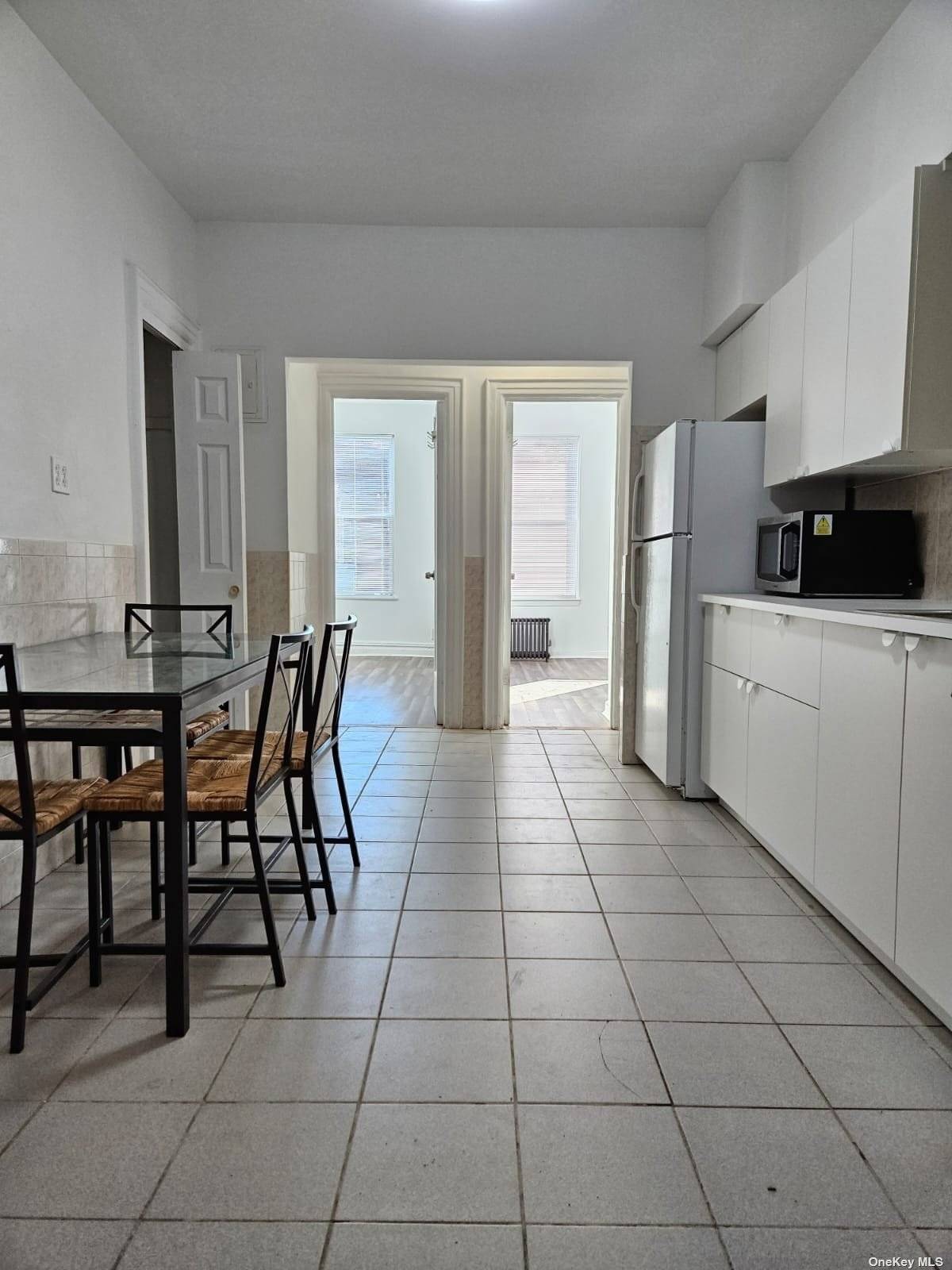 4 Bedroom apartment with spacious kitchen and living areas Features Spacious eat in kitchen Bright living room 2 Queen Bedrooms 2 Full Bedrooms 1 Full bathroom Heat and Hot Water ...