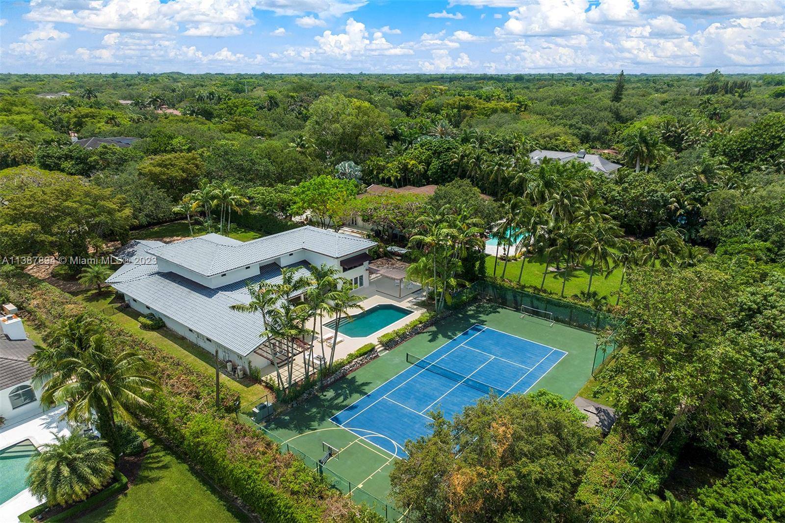 Discover an impressive one story home in North Pinecrest with a tennis court.