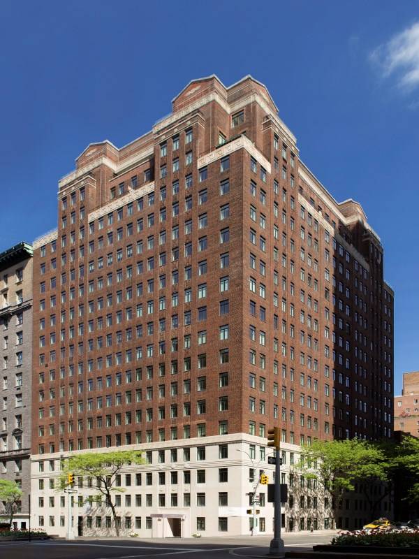 Perfectly situated on the corner of Park Avenue and 71st Street, 737 Park Avenue is the ultimate Pre war condominium.