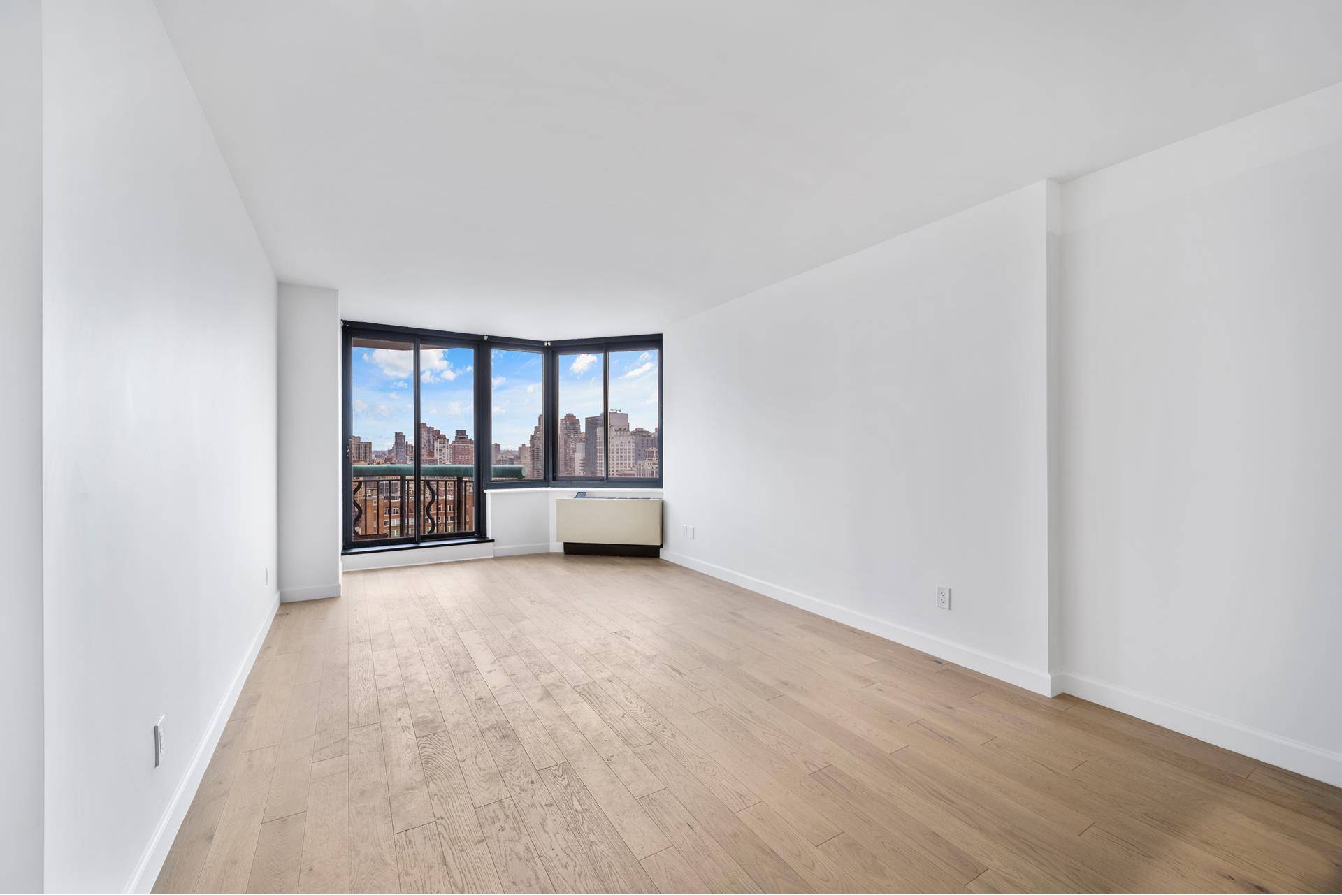 Apartment 27F offers a truly exquisite living experience in the heart of Lenox Hill.