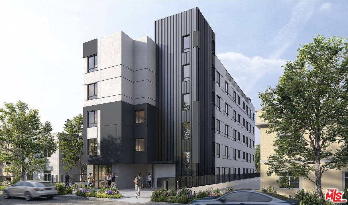 1156 N Kingsley Dr La